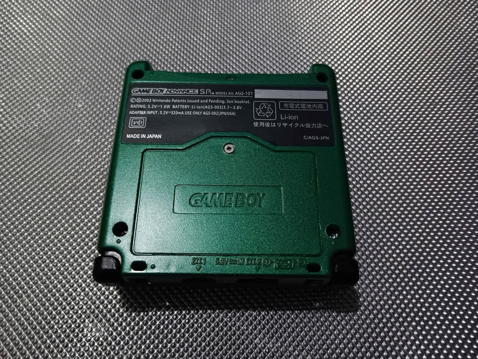 Dark Slate Gray Game Boy Advance SP “Rayquaza” + Pokémon Emerald (Original) + Manual Original | Consola Retro Costa Rica