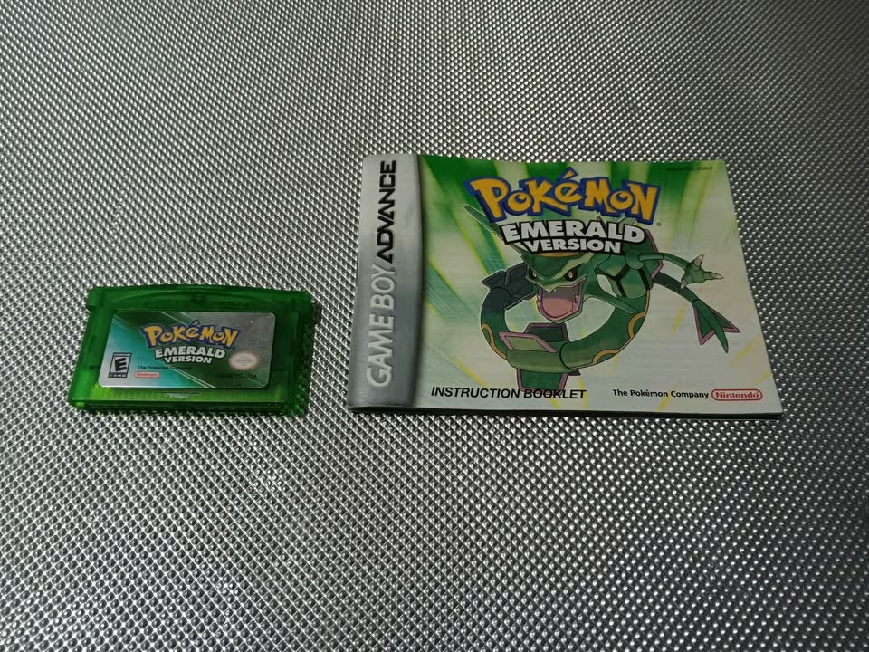 Dark Slate Gray Game Boy Advance SP “Rayquaza” + Pokémon Emerald (Original) + Manual Original | Consola Retro Costa Rica