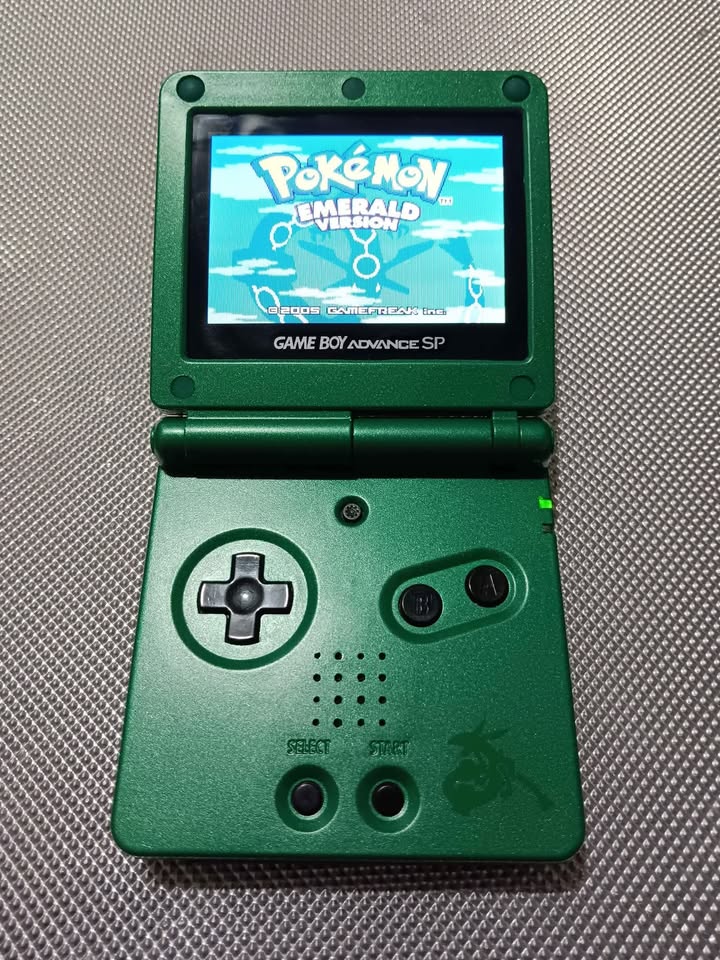 Dim Gray Game Boy Advance SP “Rayquaza” + Pokémon Emerald (Original) + Manual Original | Consola Retro Costa Rica