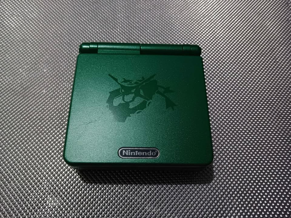 Dark Slate Gray Game Boy Advance SP “Rayquaza” + Pokémon Emerald (Original) + Manual Original | Consola Retro Costa Rica