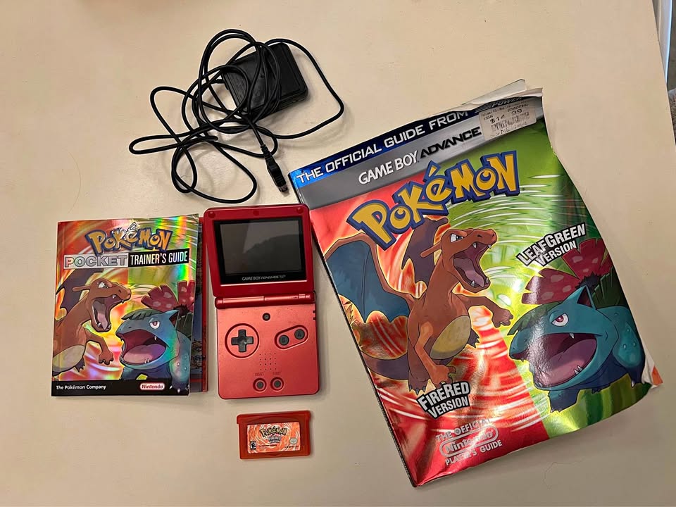 Tan Pokémon FireRed Collector’s Bundle – GBA SP + Guías + Póster + Nintendo Power | Retro Coleccionista Costa Rica