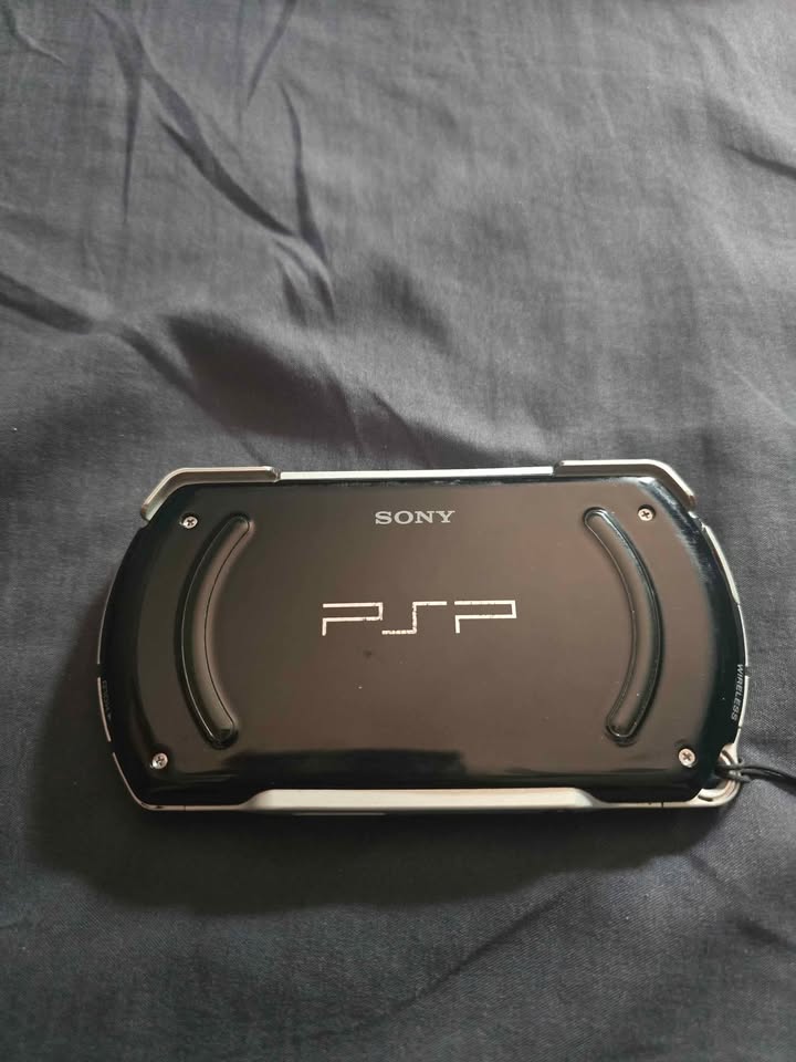 Dim Gray PSP Go 32GB + Juegos Digitales | Consola portátil premium Costa Rica