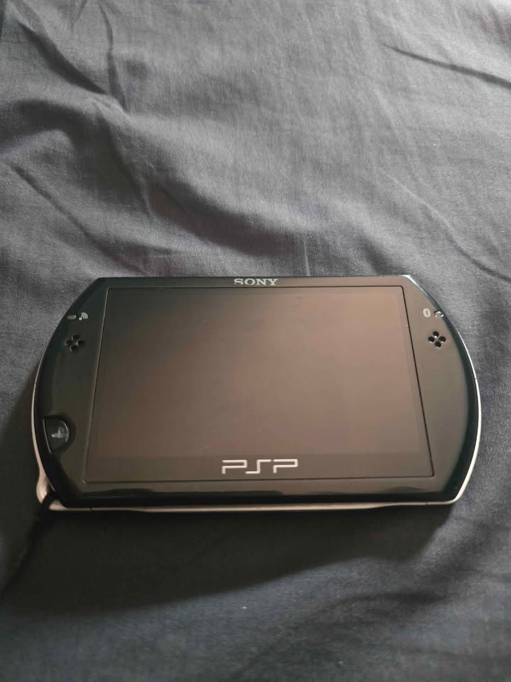 Dim Gray PSP Go 32GB + Juegos Digitales | Consola portátil premium Costa Rica