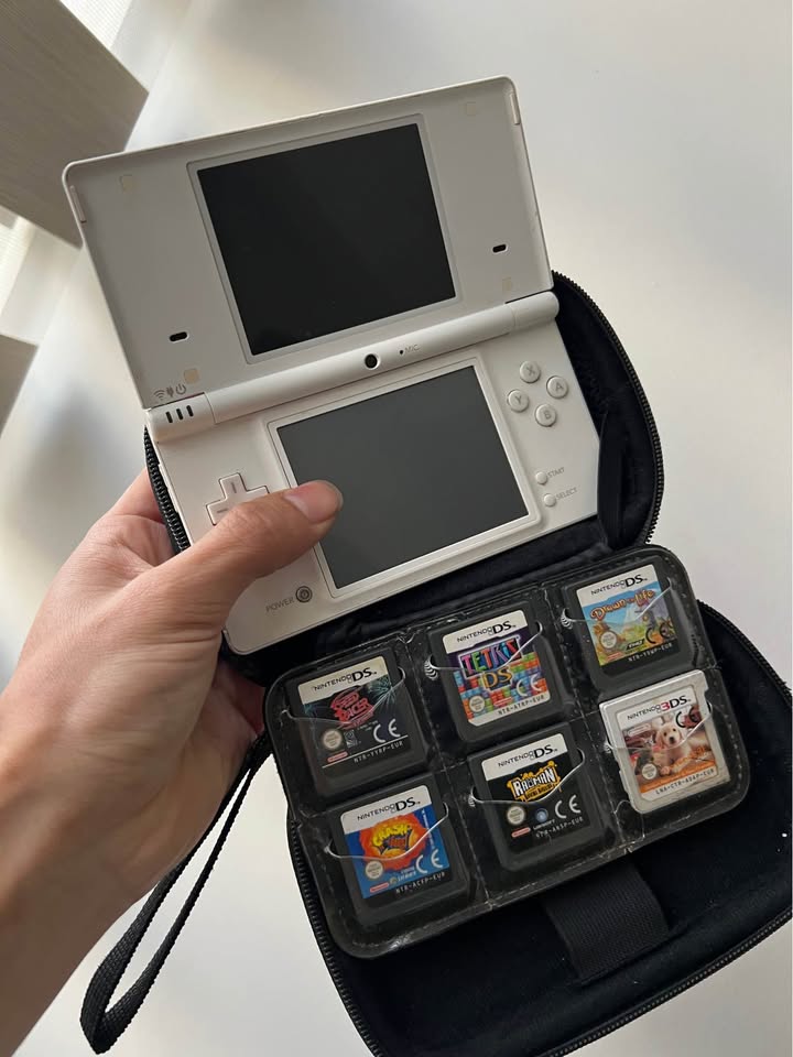 Gray Nintendo DSi — Consola Hackeada, Lista para Jugar
