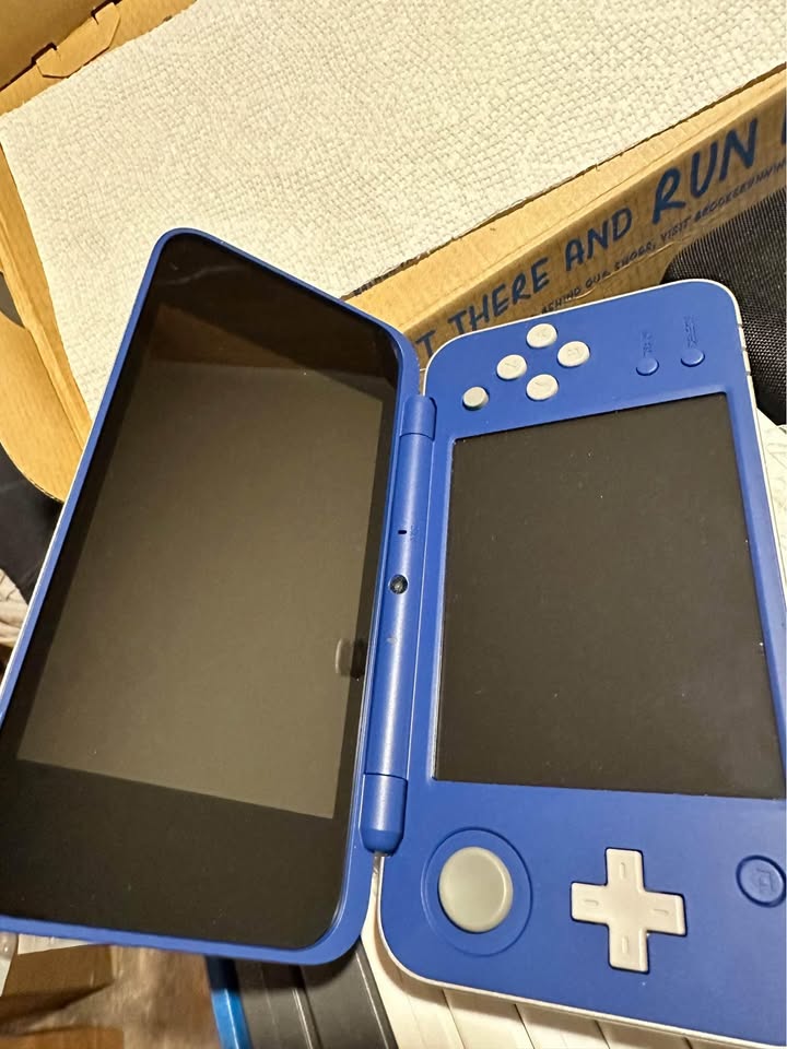 Wheat Nintendo New 2DS XL Hylian Shield Edition + Cargador Original – Edición Especial Zelda