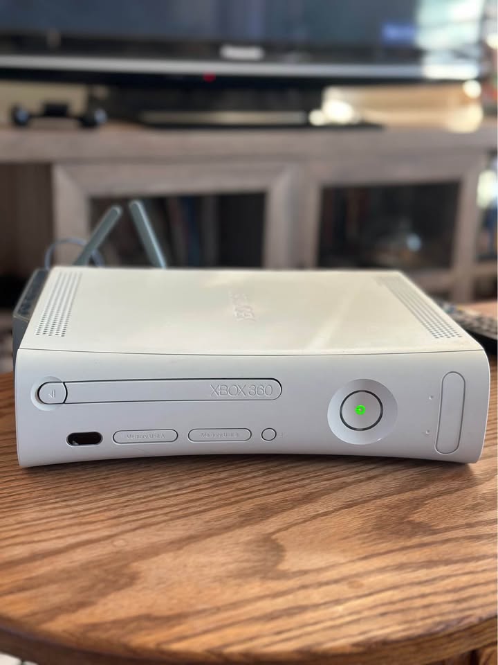 Light Gray Xbox 360 original con 2 controles y 3 juegos – Consolas video juegos costa rica