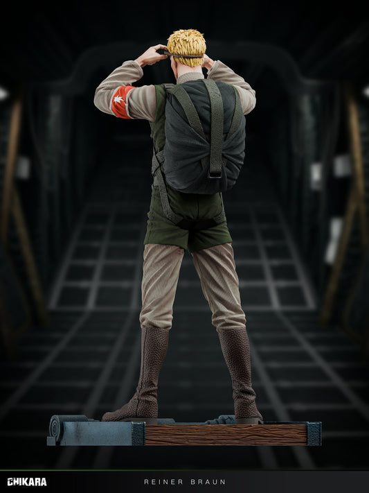Estatuilla Attack on Titan | Reiner Braun (Parachute Ver.) | CHIKARA Studio | Tienda Anime | Tico Ofertas CHIKARA Studio