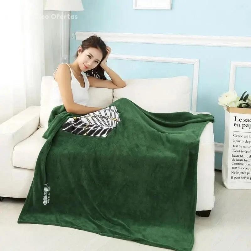 Light Gray Manta de Ataque a los Titanes - Capa Usable con Capucha y Alas de la Libertad | Cobija de Peluche Anime del Regimiento Scout en Costa Rica