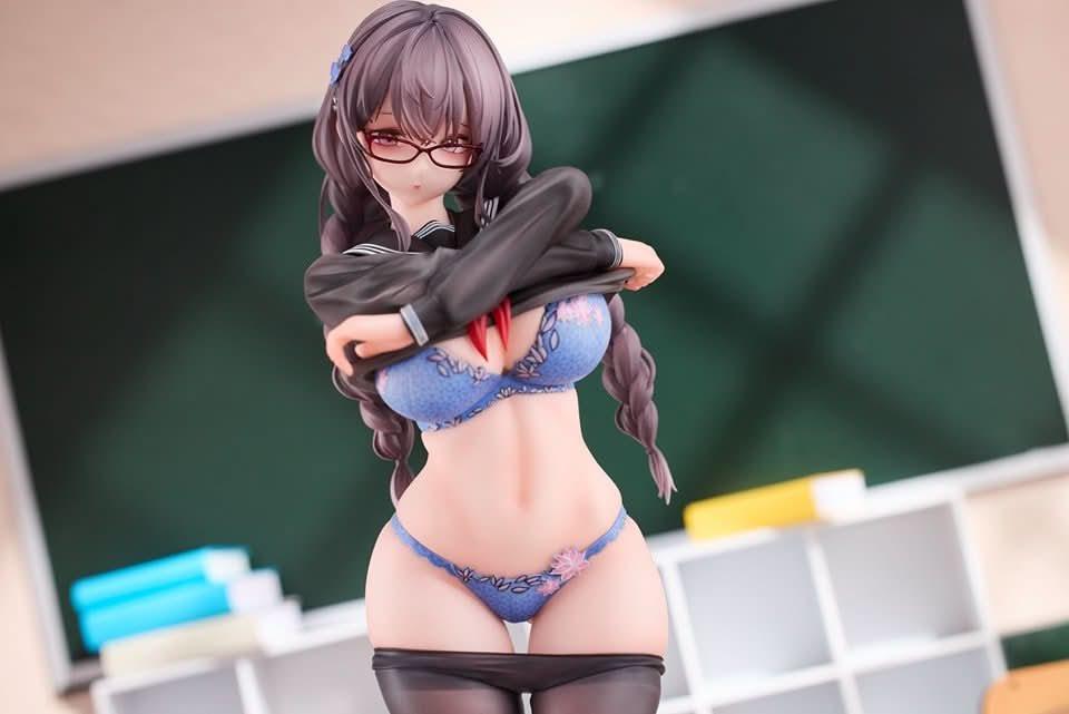 Light Gray Figura Figura 1/6: Chica de Gafas en Clase de Educación Física - Uya | Figuras Anime Costa Rica, TODO EN ANIME | Tico ofertas