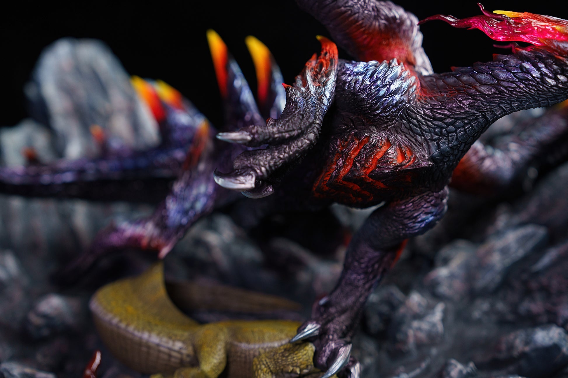 Black Figura Monster Hunter | Valstrax | Dragon Frontier Studio | Edición LED | Tico Ofertas