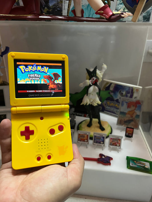 Dim Gray Game Boy Advance SP con Pantalla IPS – Pikachu Edition | Edición Limitada | Consola Retro Costa Rica