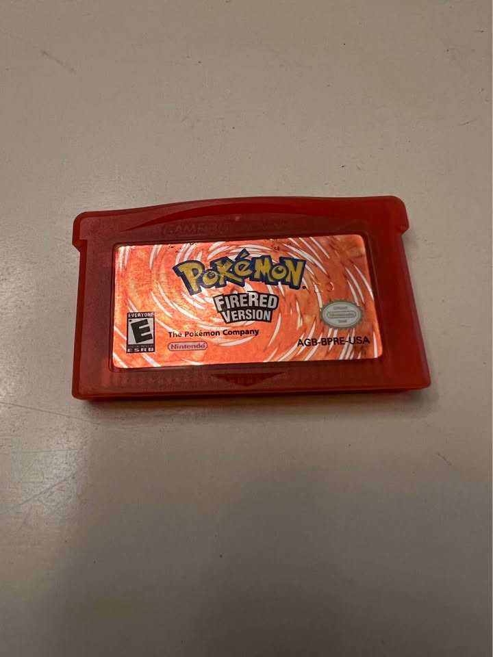 Dim Gray Pokémon FireRed Collector’s Bundle – GBA SP + Guías + Póster + Nintendo Power | Retro Coleccionista Costa Rica