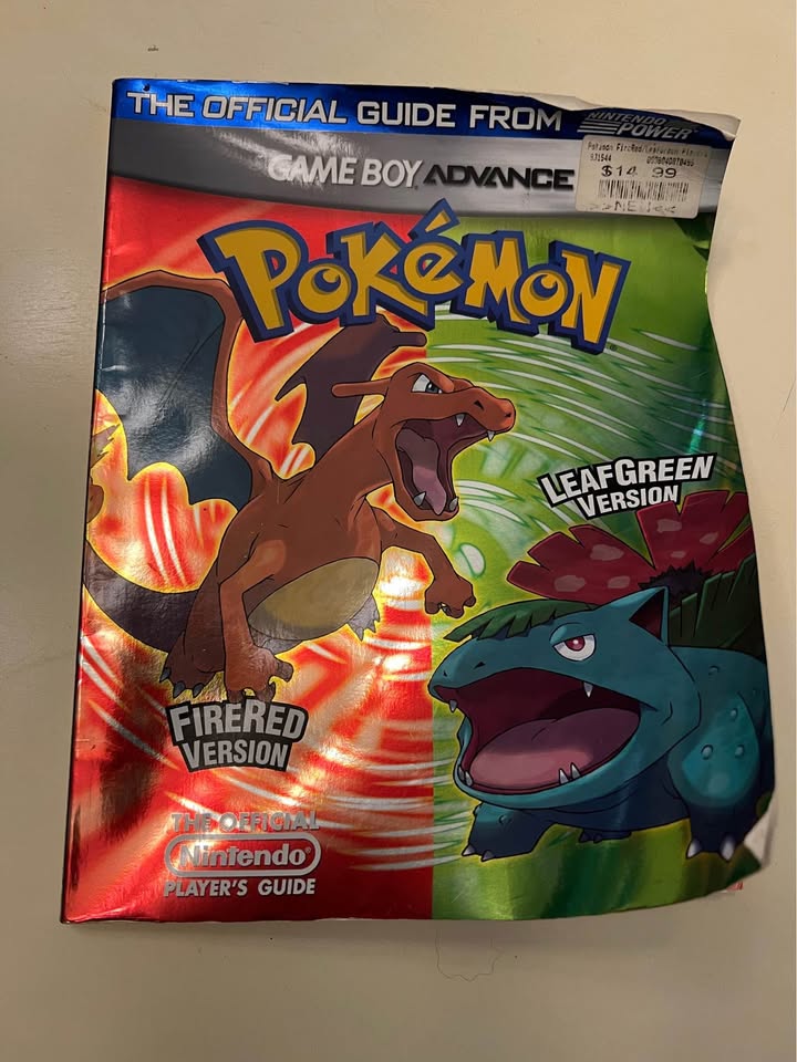 Dim Gray Pokémon FireRed Collector’s Bundle – GBA SP + Guías + Póster + Nintendo Power | Retro Coleccionista Costa Rica