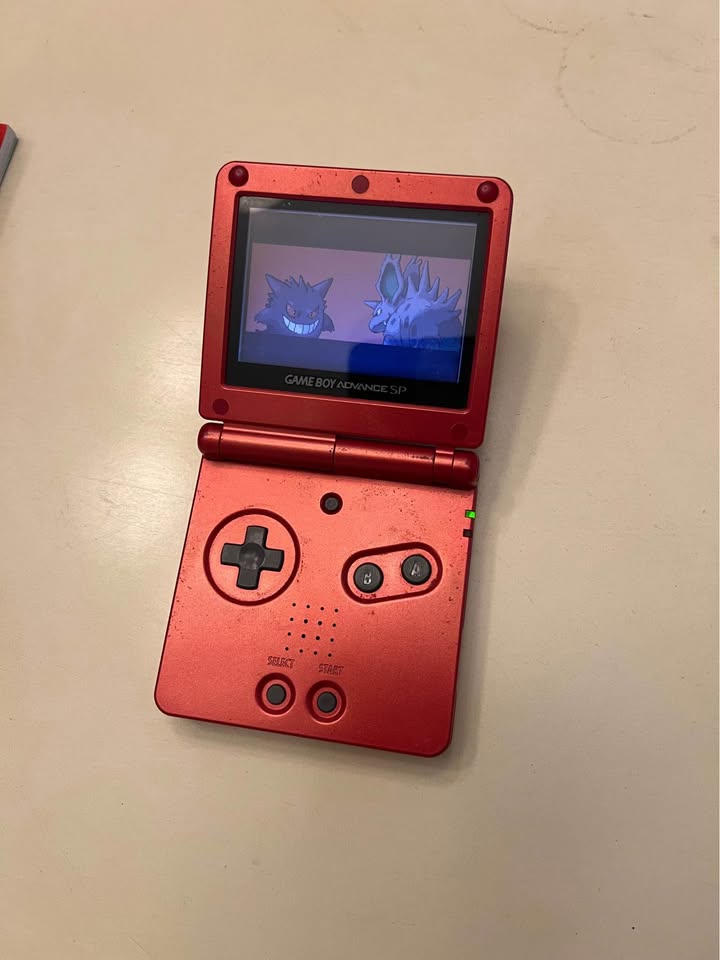 Tan Pokémon FireRed Collector’s Bundle – GBA SP + Guías + Póster + Nintendo Power | Retro Coleccionista Costa Rica