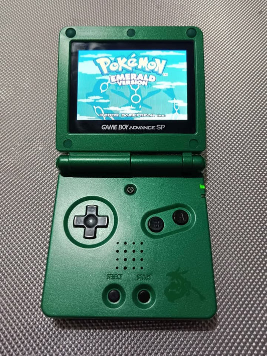Dim Gray Game Boy Advance SP “Rayquaza” + Pokémon Emerald (Original) + Manual Original | Consola Retro Costa Rica