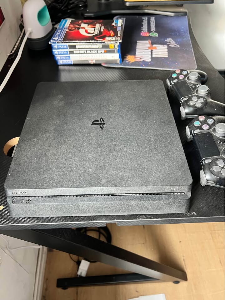 Light Slate Gray PlayStation 4 Slim 1TB con 2 Controles y 6 Juegos Físicos – Costa Rica