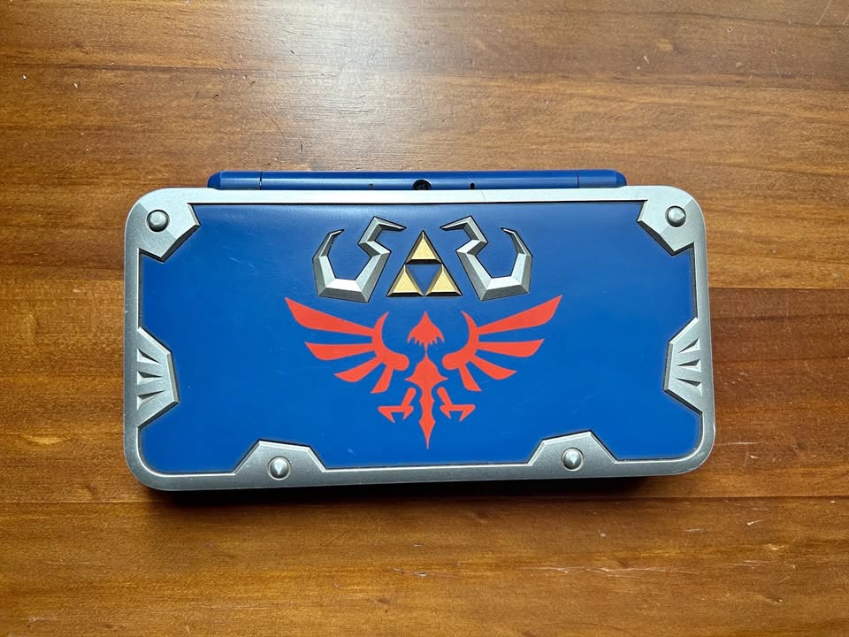 Nintendo New 2DS XL Hylian Shield Edition + Cargador Original – Edición Especial Zelda