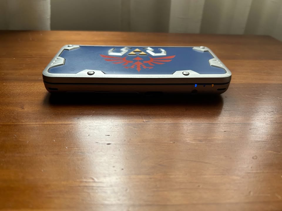 Dim Gray Nintendo New 2DS XL Hylian Shield Edition + Cargador Original – Edición Especial Zelda