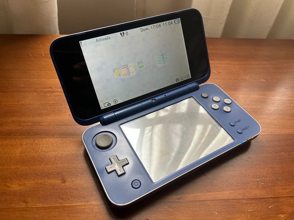 Nintendo New 2DS XL Hylian Shield Edition + Cargador Original – Edición Especial Zelda