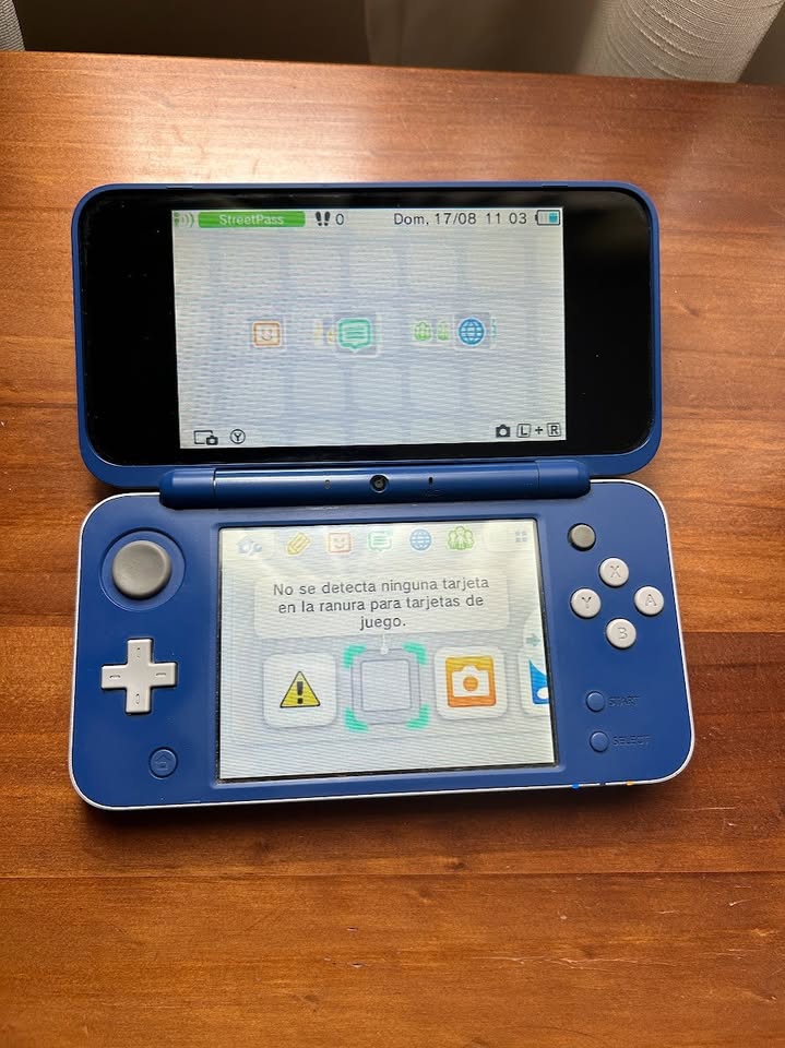 Sienna Nintendo New 2DS XL Hylian Shield Edition + Cargador Original – Edición Especial Zelda