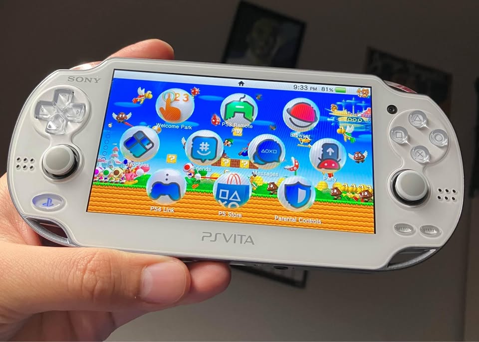 Tan PS Vita FAT Blanca Modificada 128GB | +1000 Juegos (PS Vita, PSP, PS1, Sega, N64, Game Boy) – Edición Japonesa