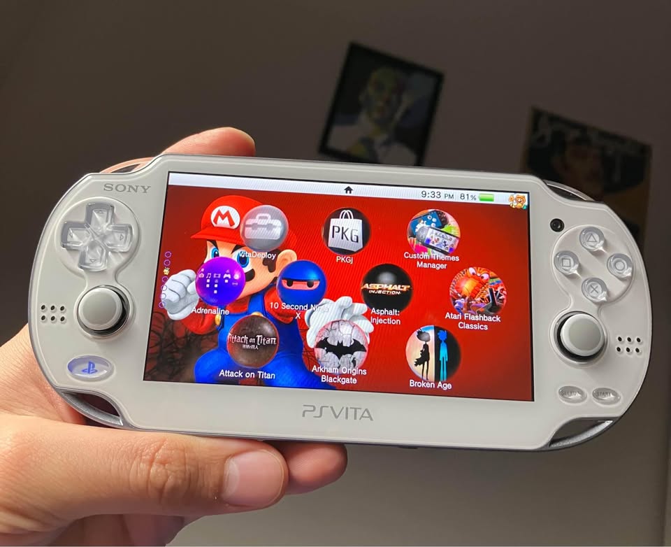 PS Vita FAT Blanca Modificada 128GB | +1000 Juegos (PS Vita, PSP, PS1, Sega, N64, Game Boy) – Edición Japonesa