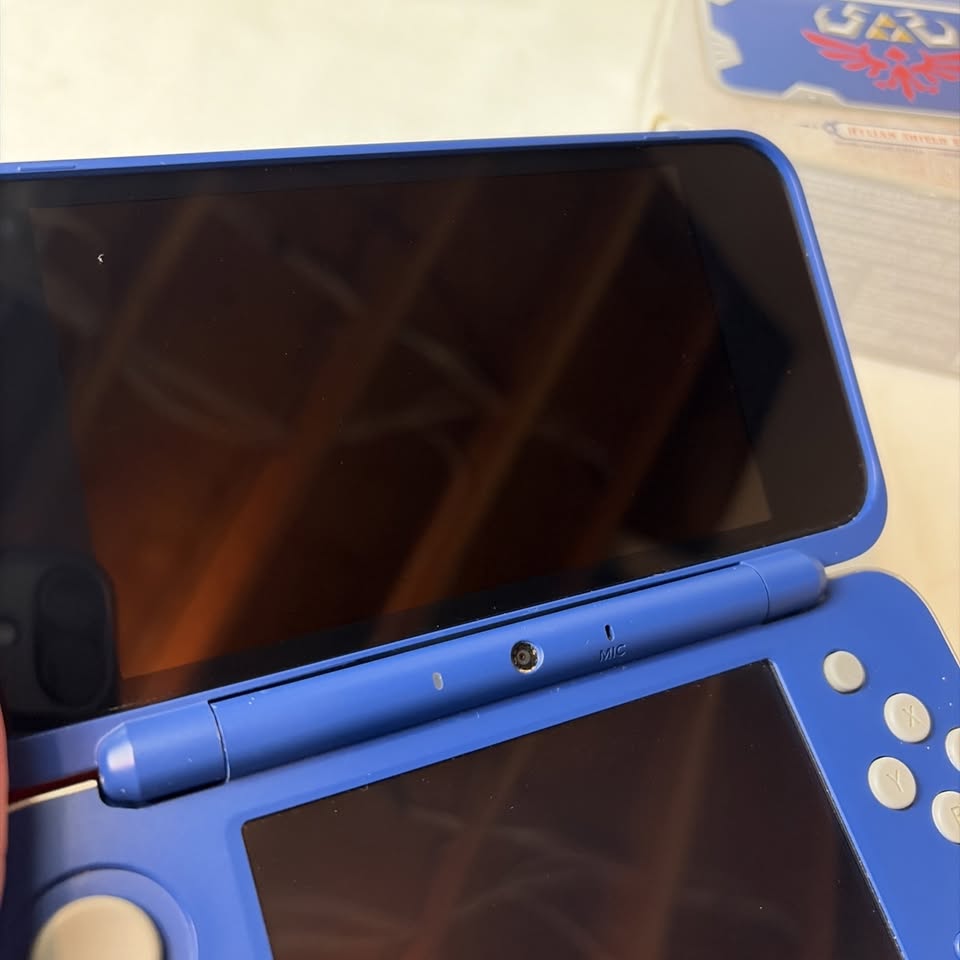 Black Nintendo New 2DS XL Hylian Shield Edition + Cargador Original – Edición Especial Zelda