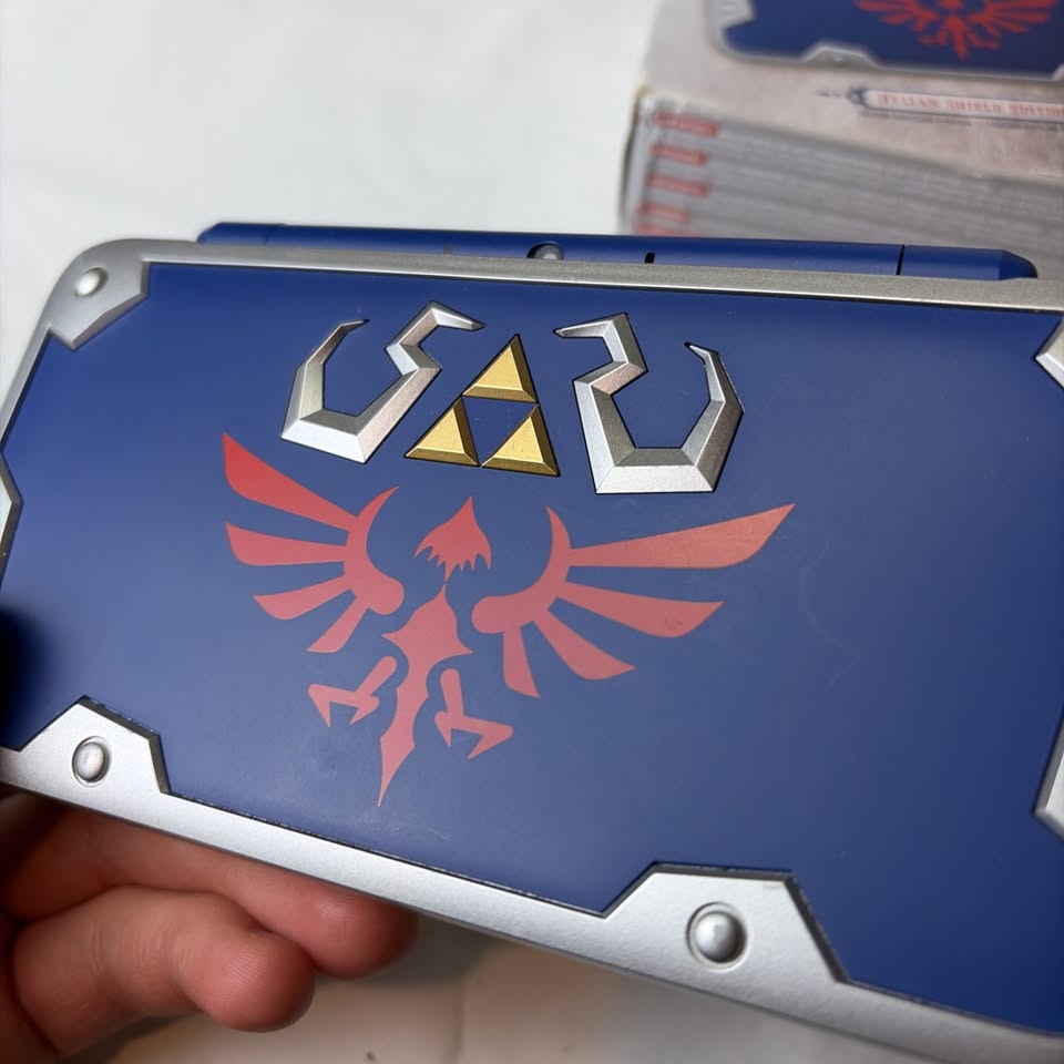 Dark Slate Blue Nintendo New 2DS XL Hylian Shield Edition + Cargador Original – Edición Especial Zelda