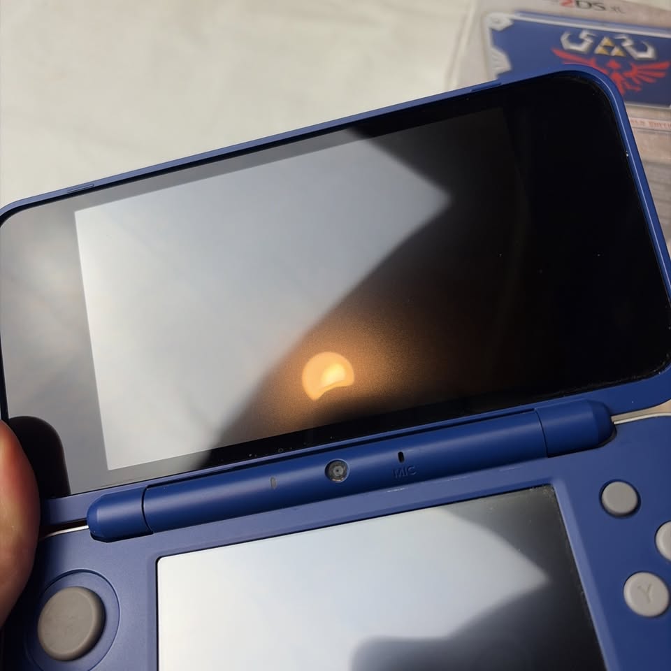 Black Nintendo New 2DS XL Hylian Shield Edition + Cargador Original – Edición Especial Zelda