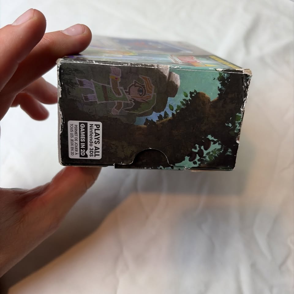 Light Gray Nintendo New 2DS XL Hylian Shield Edition + Cargador Original – Edición Especial Zelda