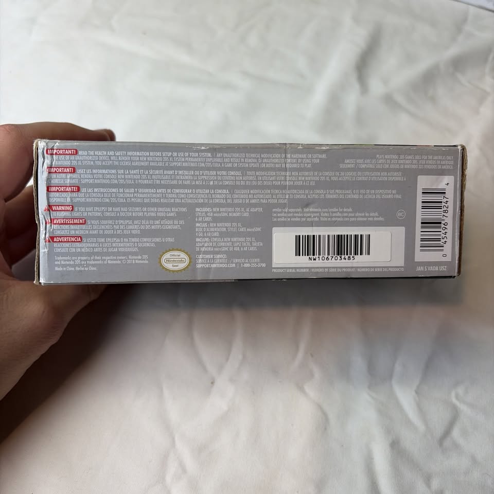 Gray Nintendo New 2DS XL Hylian Shield Edition + Cargador Original – Edición Especial Zelda