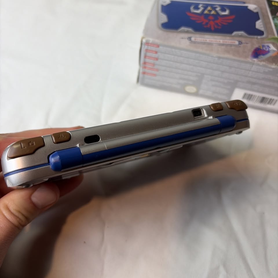 Lavender Nintendo New 2DS XL Hylian Shield Edition + Cargador Original – Edición Especial Zelda