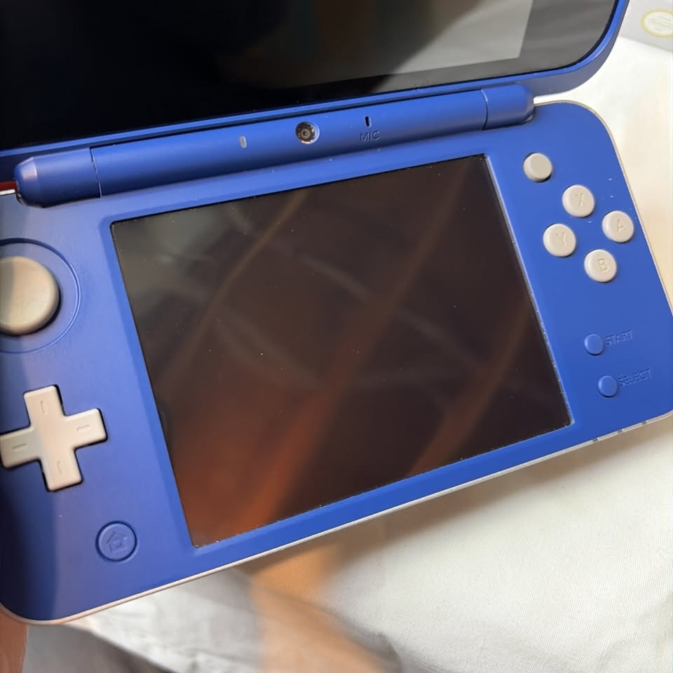 Dark Slate Gray Nintendo New 2DS XL Hylian Shield Edition + Cargador Original – Edición Especial Zelda