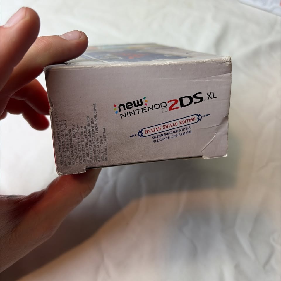 Slate Gray Nintendo New 2DS XL Hylian Shield Edition + Cargador Original – Edición Especial Zelda