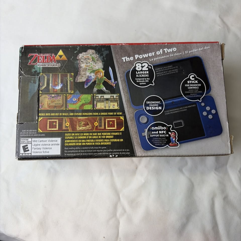 Light Gray Nintendo New 2DS XL Hylian Shield Edition + Cargador Original – Edición Especial Zelda