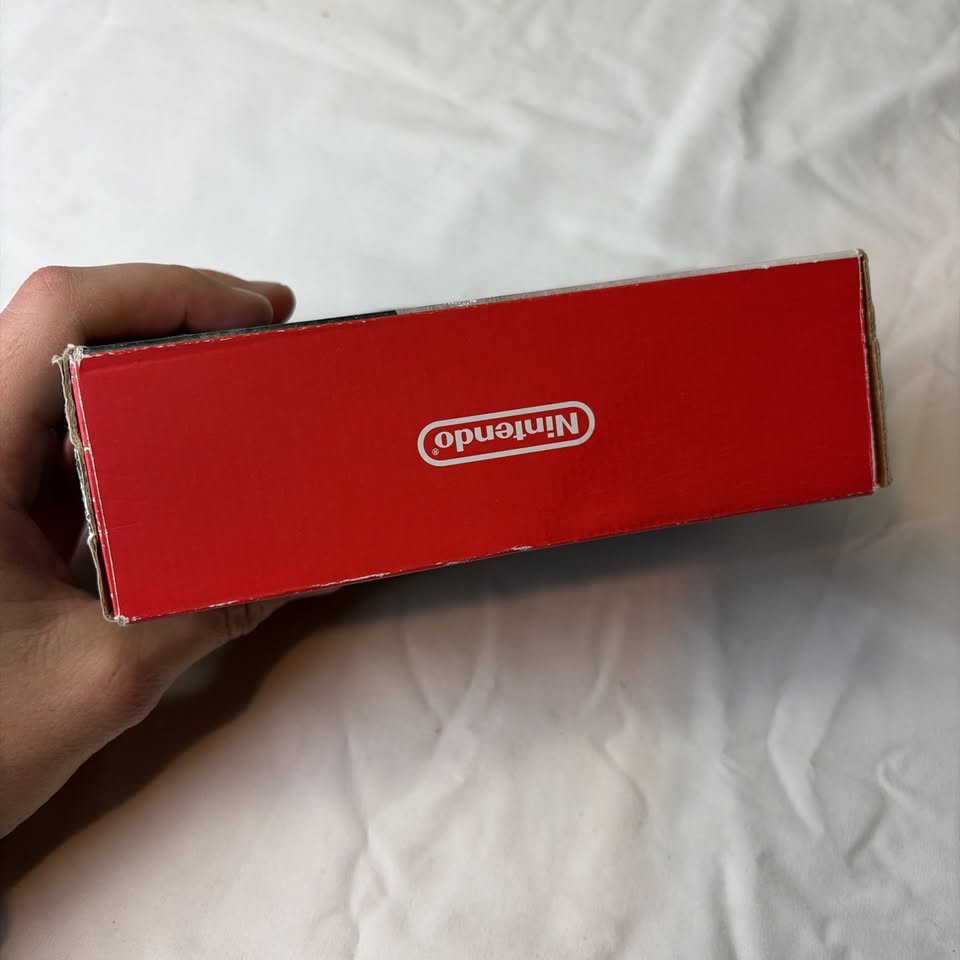 Gray Nintendo New 2DS XL Hylian Shield Edition + Cargador Original – Edición Especial Zelda