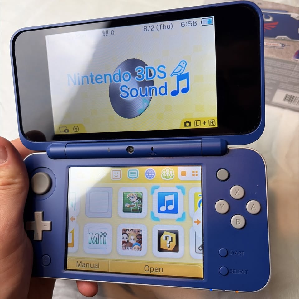 Black Nintendo New 2DS XL Hylian Shield Edition + Cargador Original – Edición Especial Zelda