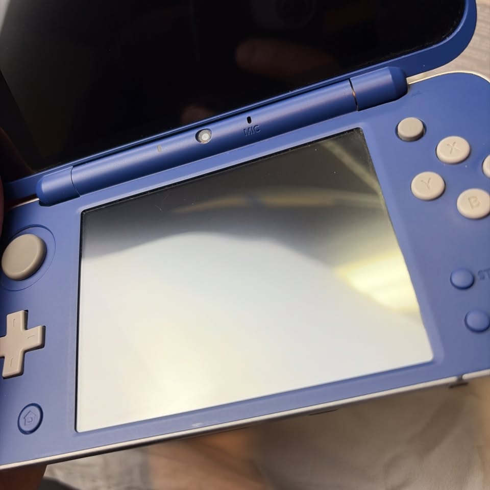 Black Nintendo New 2DS XL Hylian Shield Edition + Cargador Original – Edición Especial Zelda