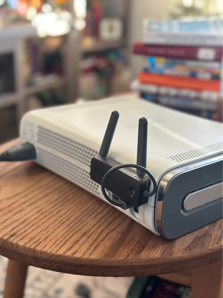 Light Gray Xbox 360 original con 2 controles y 3 juegos – Consolas video juegos costa rica