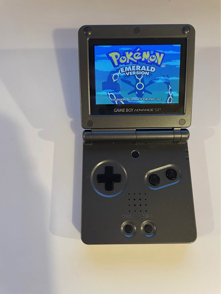 Game Boy Advance SP + Pokémon Emeralda y Verde hoja | Consolas Costa Rica  |  Tico Ofertas