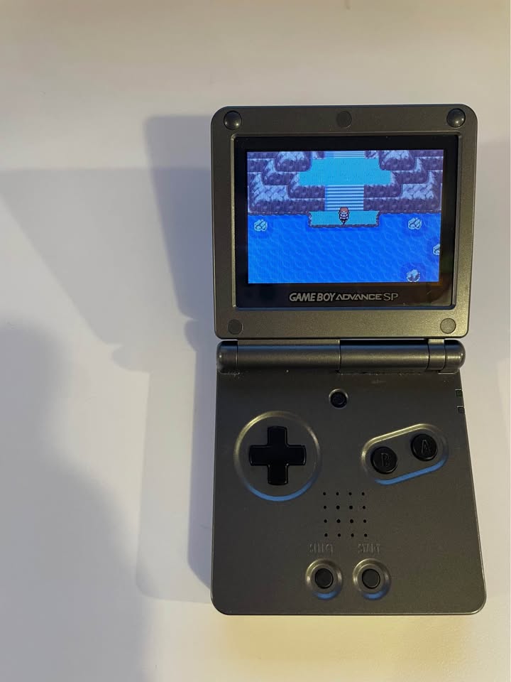 Game Boy Advance SP + Pokémon Emeralda y Verde hoja | Consolas Costa Rica  |  Tico Ofertas Game Boy Advance SP