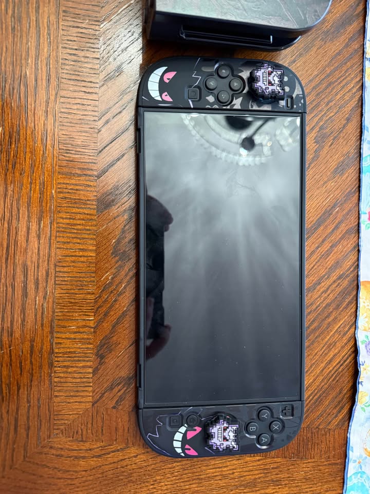 Nintendo Switch 2 con juego Pokémon ZA y estuche Gengar