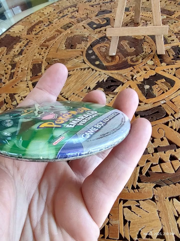 Pokémon Emerald | Pin Promocional Rayquaza 3D | Game Boy Advance | 2005