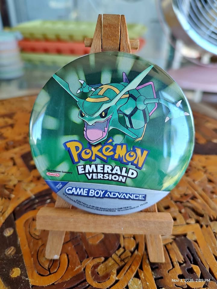 Pokémon Emerald | Pin Promocional Rayquaza 3D | Game Boy Advance | 2005