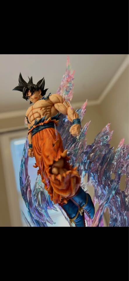 Estatuilla Dragon Ball Super | Goku Ultra Instinto | Last Sleep Studio | Estatua de Resina 1/4