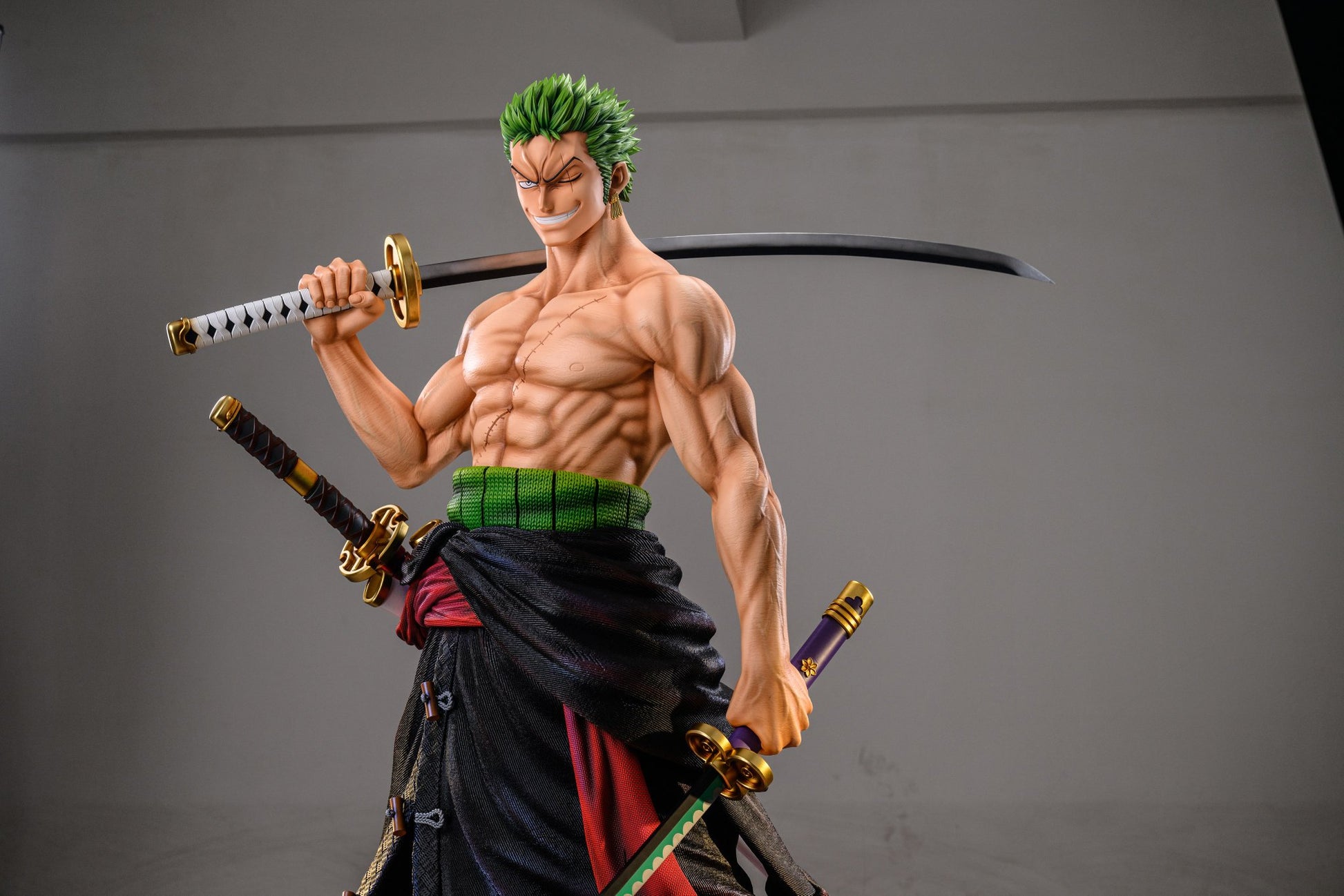 Dim Gray Estatuilla One Piece | Roronoa Zoro | LX Studio | Estatua Life-Size 1/1 | Tienda Anime Tico Ofertas