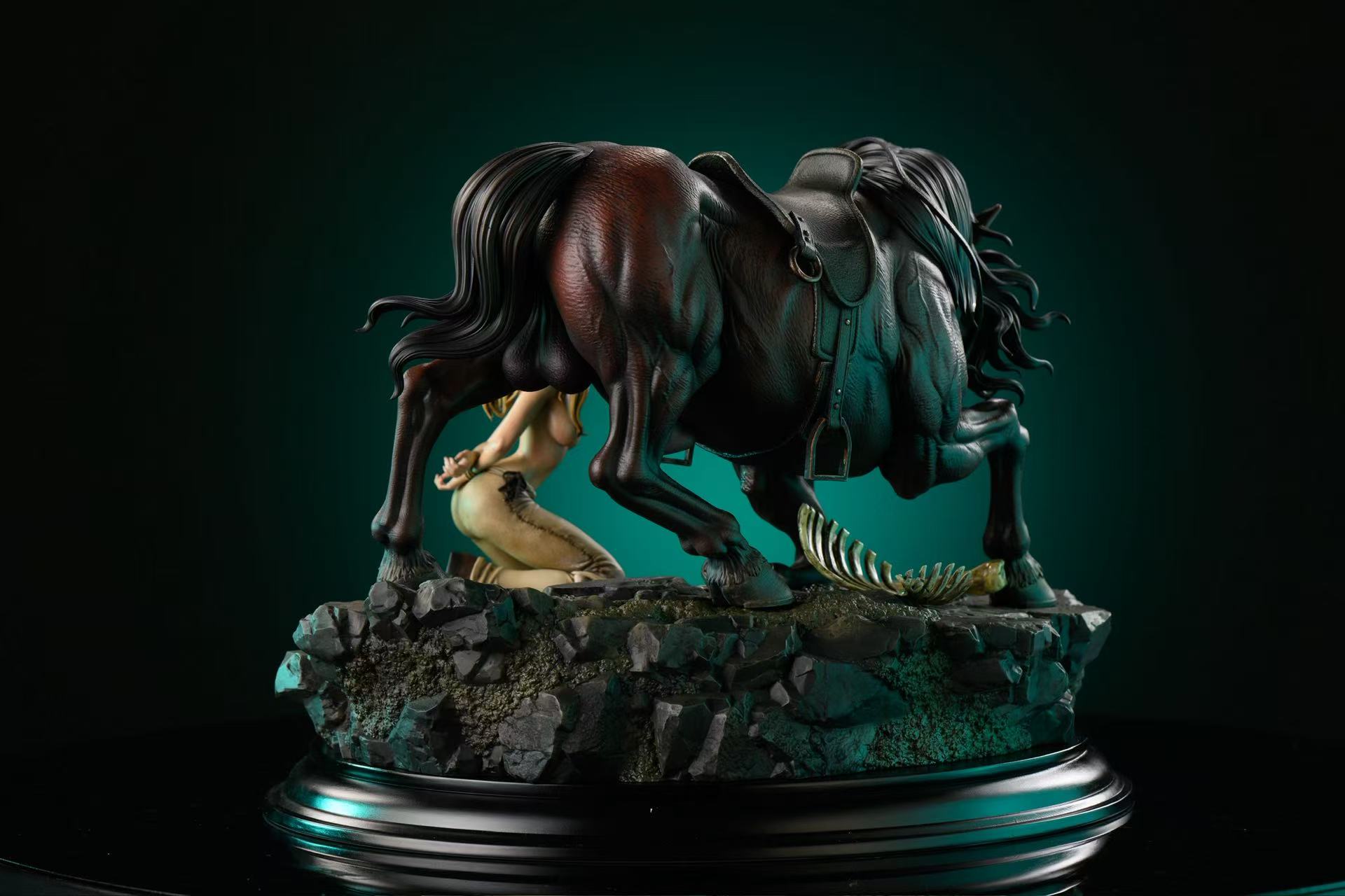 Estatuilla Berserk | Farnese and the Evil Spirit Possessed Horse | BIHS Studio | Tienda Anime | Tico Ofertas BIHS Studio