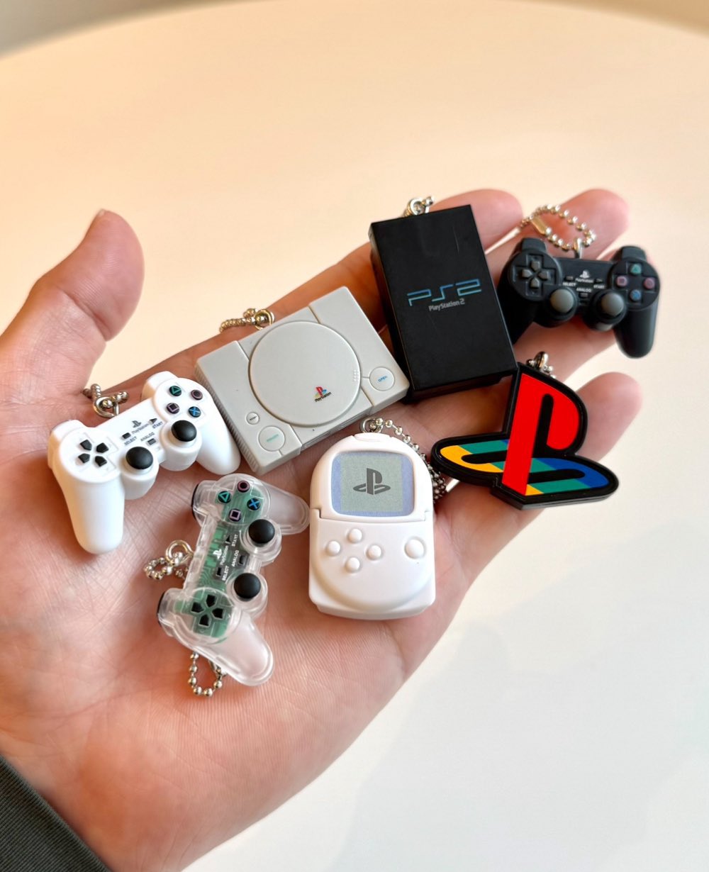 Estatuilla Mini Charms PlayStation Oficiales Bandai – Colección Retro Importada a Costa Rica Mi Yin Studio