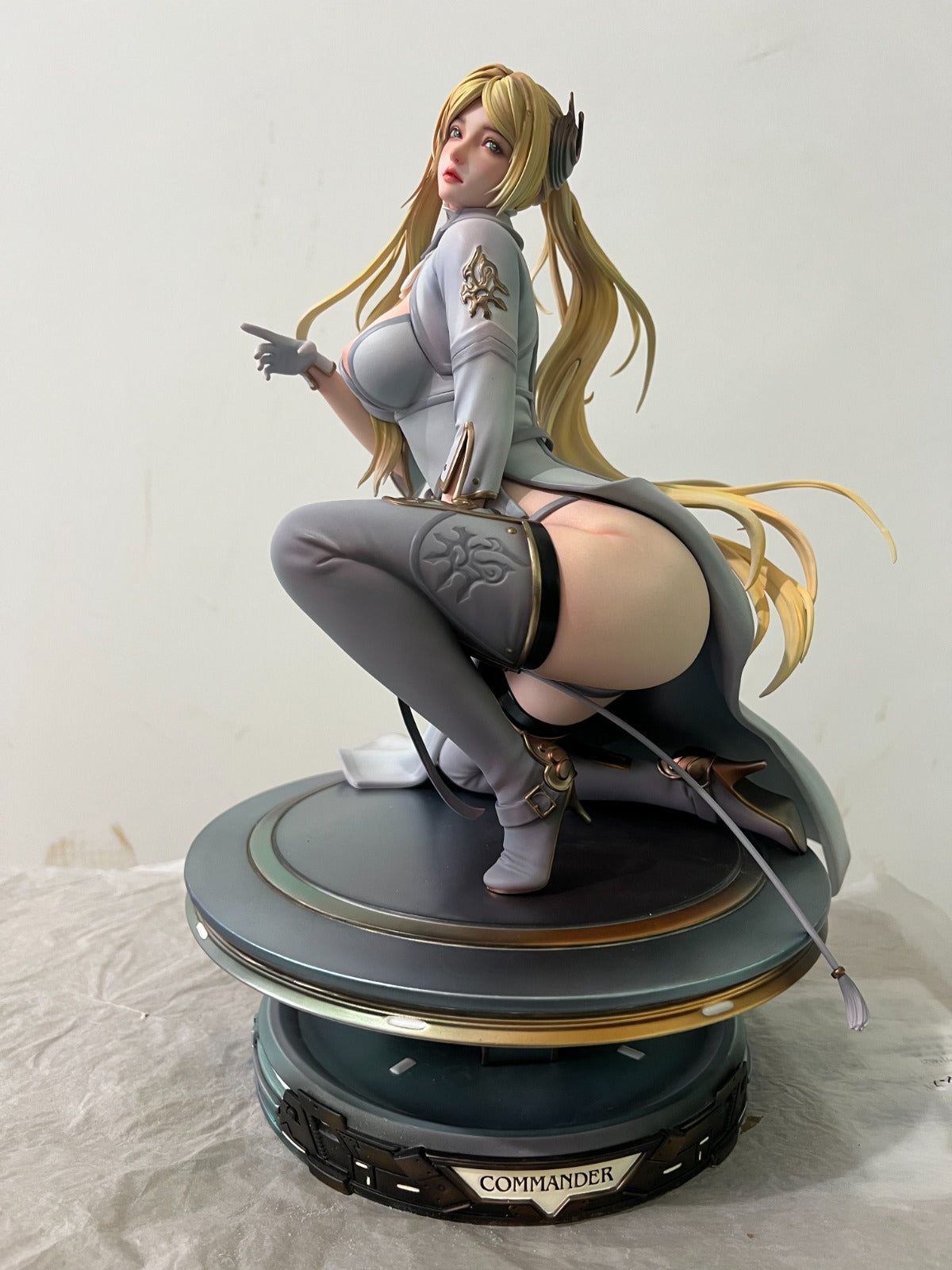 Estatuilla NieR:Automata | YoRHa Commander x Operator 6O | Thunder Studio | Tienda Anime | Tico Ofertas Thunder Studio